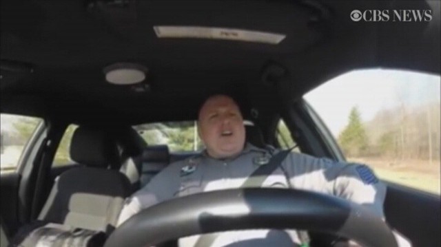 Policjant śpiewający piosenkę Taylor Swift podbił Internet
