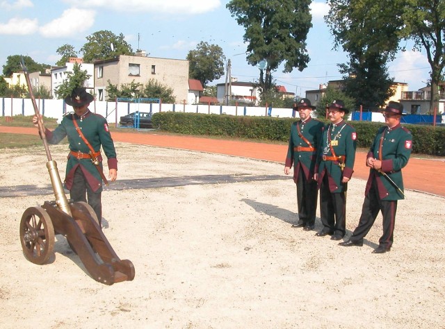 Wystrzałem z armaty zaproszeni na festyn członkowie bractwa z Jelcza dali znak do rozpoczęcia meczu.