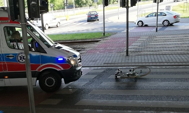 Wypadek rowerzystki na ulicy Osobowickiej, pod mostem Milenijnym