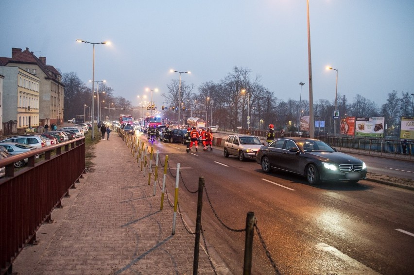 Siedem rozbitych samochodów i zablokowany wiadukt w Lesznie...