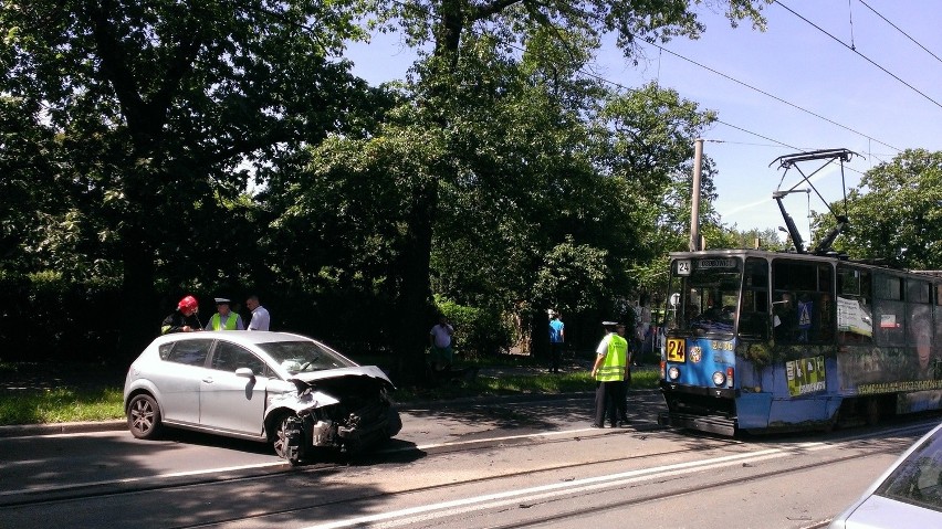 Wrocław: Wypadek na Reymonta. Dwa auta zderzyły się czołowo (ZDJĘCIA)