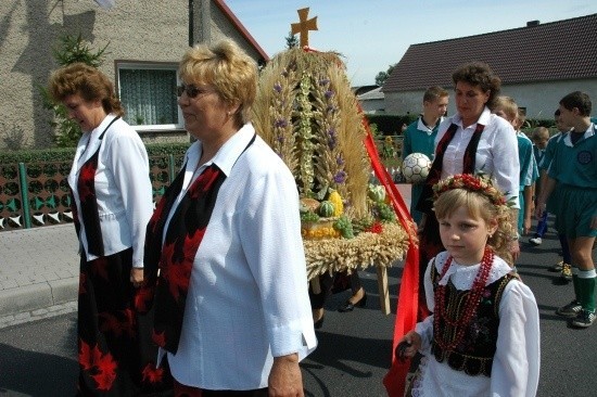 Dożynki co roku wyglądają podobnie: najpierw korowody z koronami dożynkowymi, a potem zabawa do białego rana.