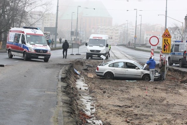 Auto wpadło do rowu na ul. Energetyków w Szczecinie.