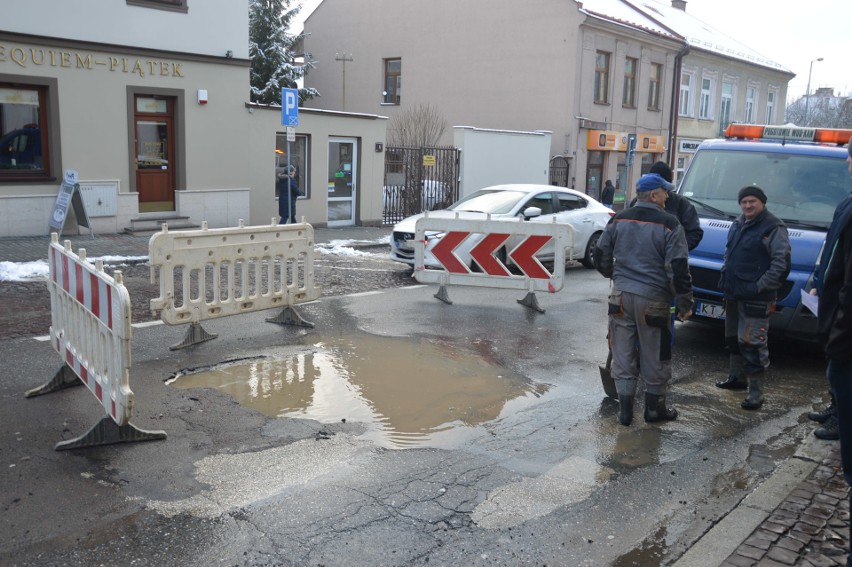 W Tarnowie na ulicy Bernardyńskiej zapadła się jezdnia. Uwaga na utrudnienia w ruchu