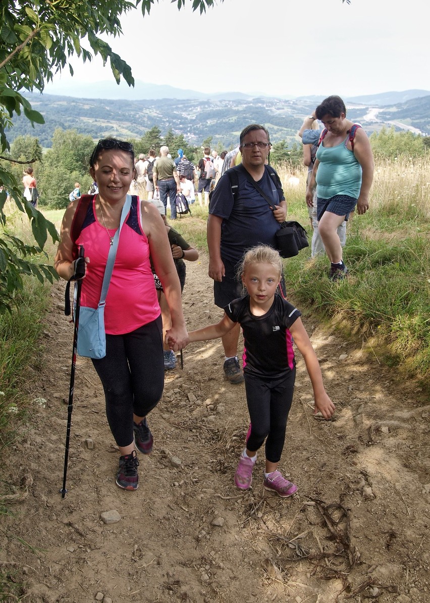 Odkryj Beskid Wyspowy. W niedzielny poranek wspięli się na Szczebel. Bardzo liczną grupę stanowili najmłodsi turyści [ZDJĘCIA]