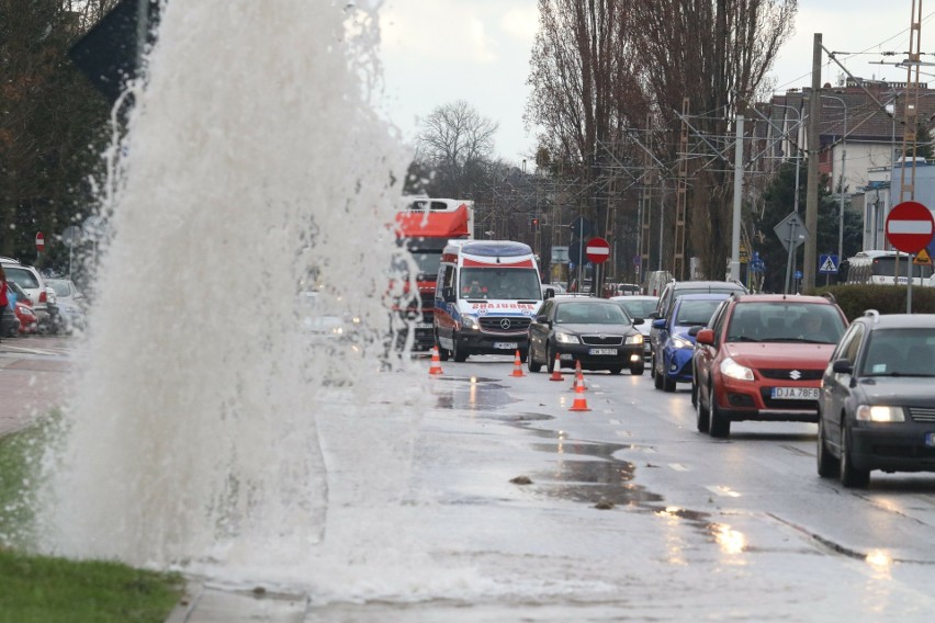 Słup wody na Ślężnej. Samochód zniszczył hydrant (ZDJĘCIA)