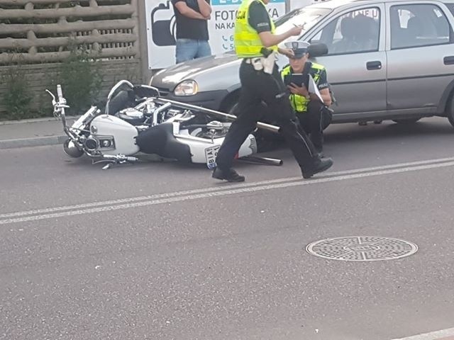 Wasilków. Groźny wypadek. Motocyklista potrącił pieszego i uderzył w samochód [ZDJĘCIA]