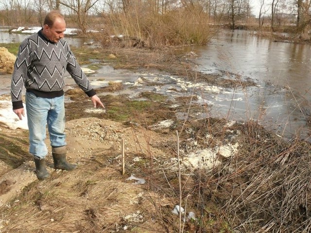 W gminie Bojanów bada się przypływ wody w Łęgu takim kołkiem, ale spełnia on swoją rolę.