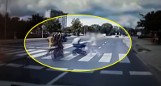 Motocyklista wjechał w wózek z dzieckiem na przejściu dla pieszych i uciekł z miejsca [wideo] 