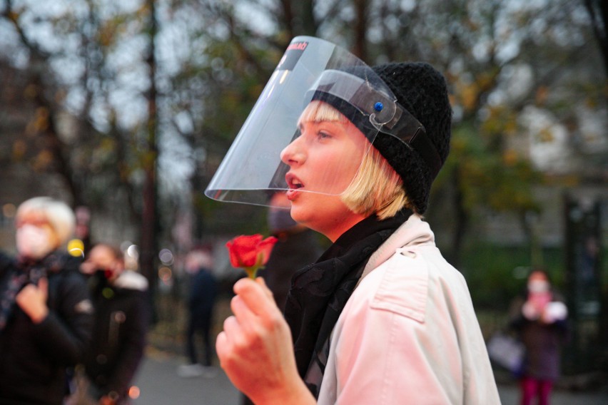 Kraków. Rozpoczęły się kolejne protesty kobiet. Doszło do przepychanek, były utrudnienia w ruchu [ZDJĘCIA]