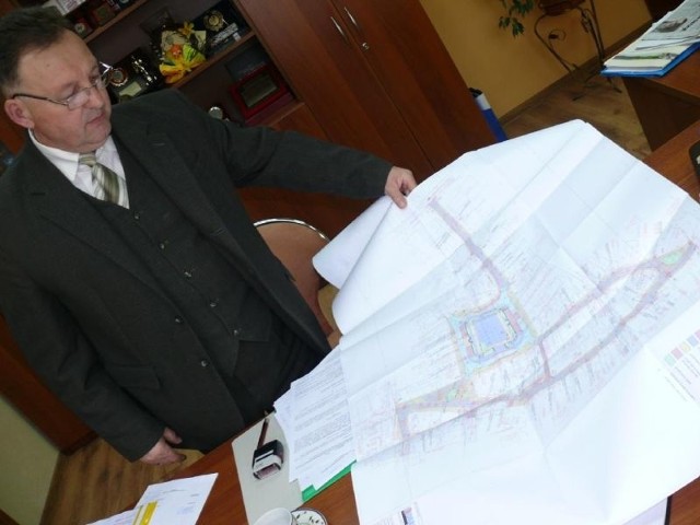 Józef Syska, wójt gminy Wodzisław, prezentuje plan odnowy rynku.