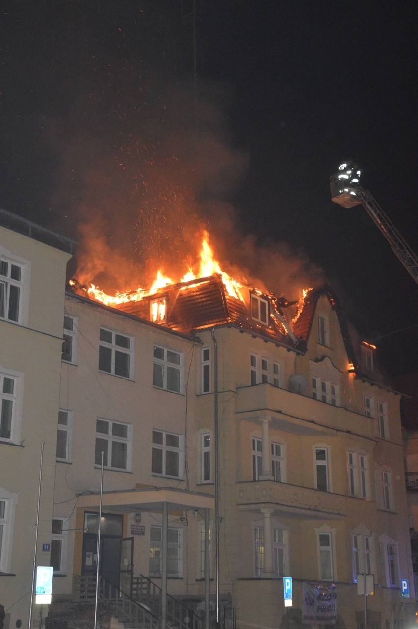 Pożar Komendy Powiatowej Policji w Nysie. Ogień objął dach...