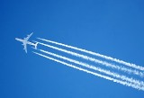 Chemtrails: Co to jest? Smugi chemiczne rozpylają samoloty i nas trują. Tak twierdzą zwolennicy teorii spiskowych 