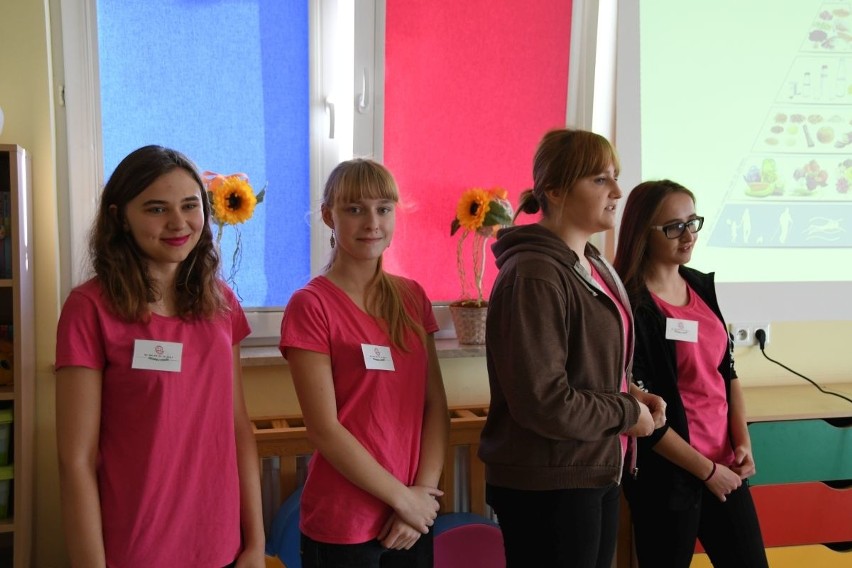 Uczennice Zespołu Szkół Przemysłu Spożywczego w Kielcach uczyły dzieci w Domaszowicach, jak zdrowo się odżywiać
