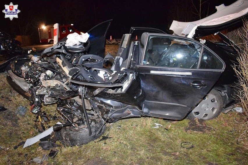 Śmiertelny wypadek koło Zamościa. Mercedes zderzył się czołowo ze skodą. Pasażerowie zostali zakleszczeni w pojeździe. Zginął 73-latek
