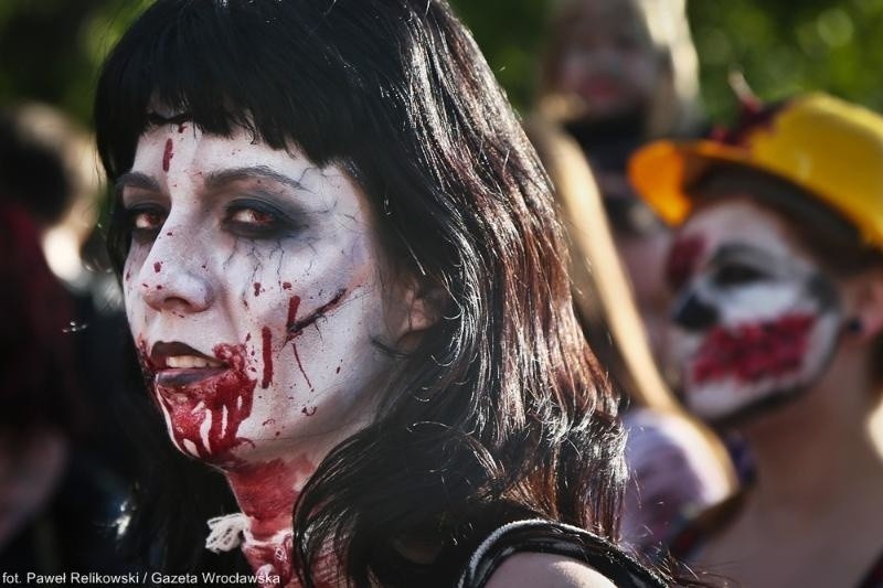 Zombie Walk we Wrocławiu. 300 osób przeszło w marszu żywych trupów (ZDJĘCIA)