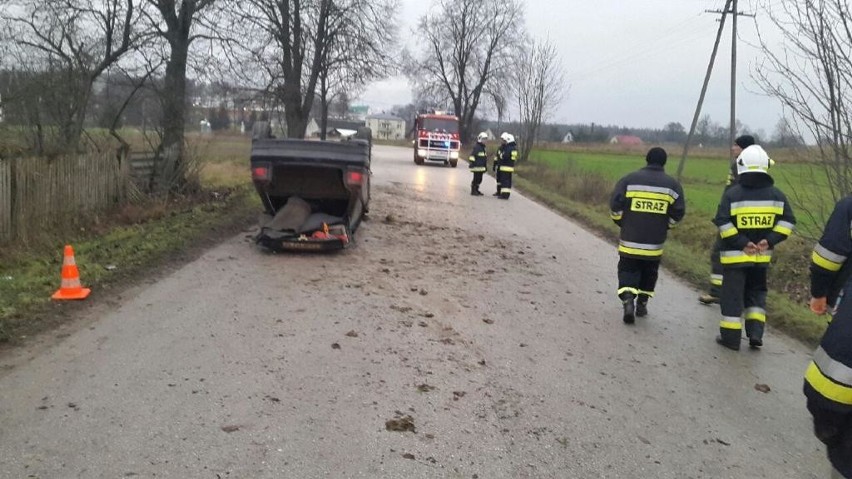 Wypadek w powiecie włoszczowskim. Opel uderzył w drzewo, dachował