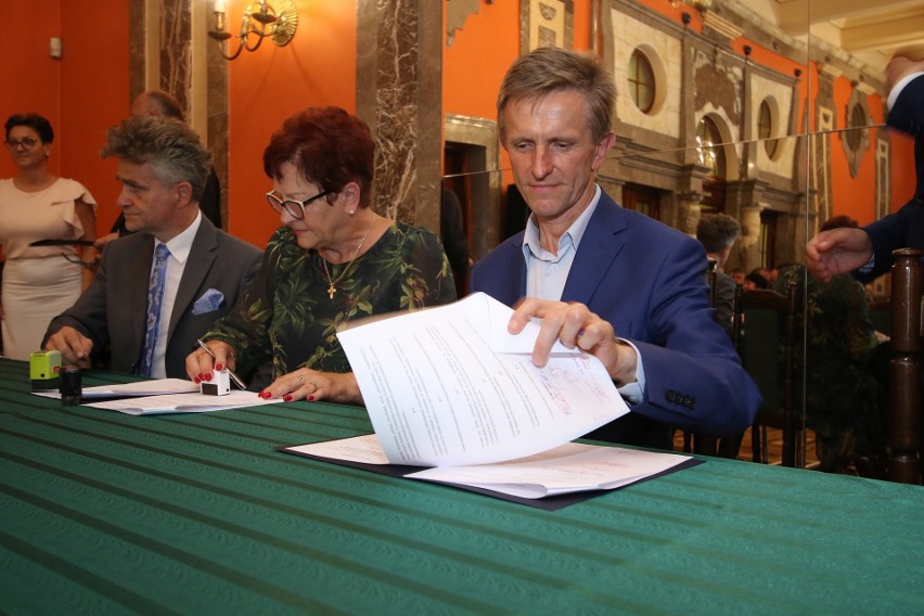 Umowę podpisuje Wacław Szarek, burmistrz Sędziszowa