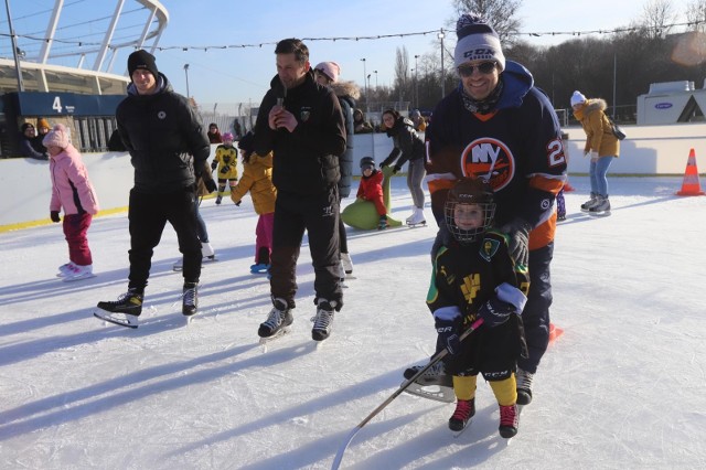 Mariusz Czerkawski poprowadził na lodowisku zajęcia z dziećmi w ramach akcji Zimowa Akademia na Stadionie Śląskim  Zobacz kolejne zdjęcia. Przesuwaj zdjęcia w prawo - naciśnij strzałkę lub przycisk NASTĘPNE