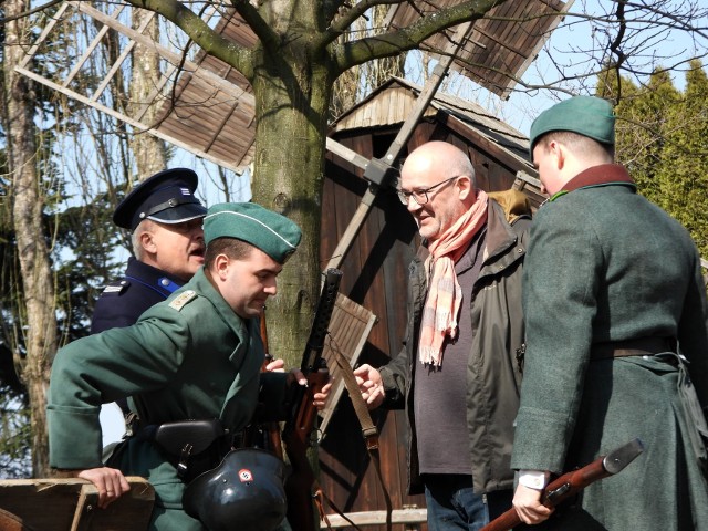 Mariusz Pilis (w środku) na planie swojego filmu w  marcu br. w skansenie w Markowej koło Łańcuta.
