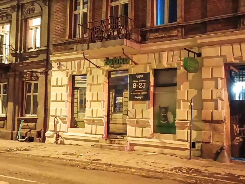 Zuchwała kradzież w sklepie przy ul. Wólczańskiej w Łodzi. Odcięli prąd w całej kamienicy, obrabowali Żabkę i uciekli