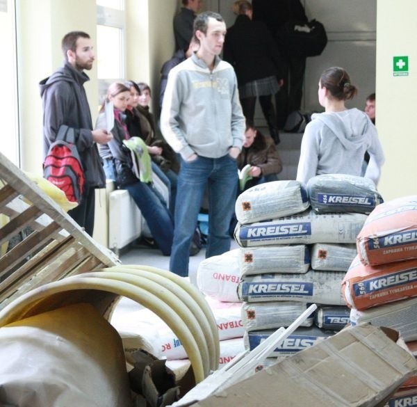 Remont akademika podniesie standard studenckich kwater. Na razie jednak rozzłościł studentów.