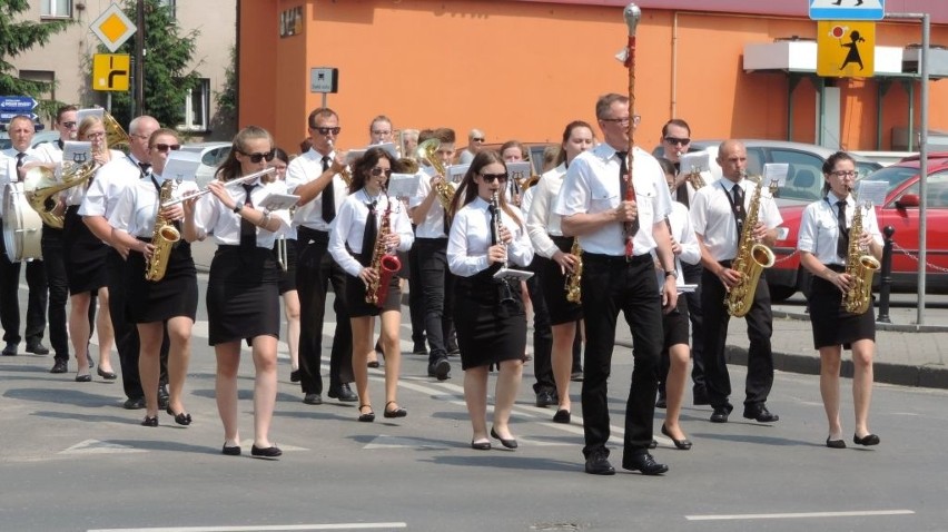 Orkiestry dęte zjechały do Mogilna. Muzycy przeszli przez miasto i zagrali w amfiteatrze [zdjęcia] 