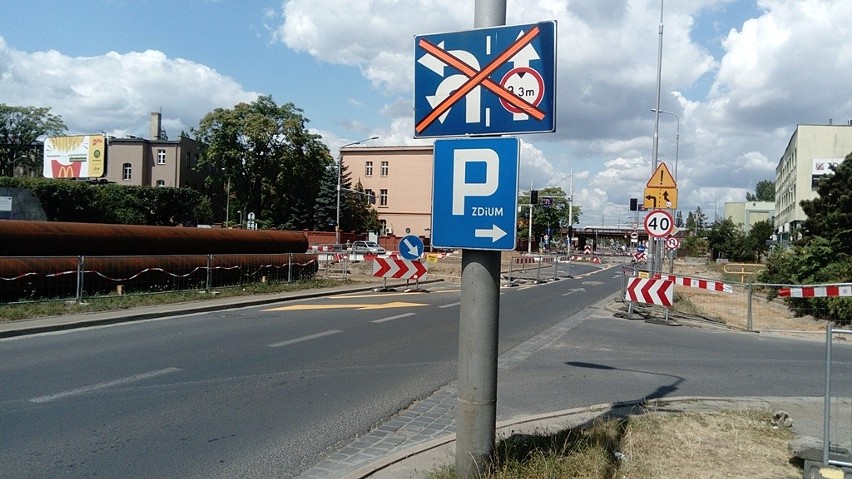 Krajobraz na ul. Długiej zmienił się w ciągu miesiąca...