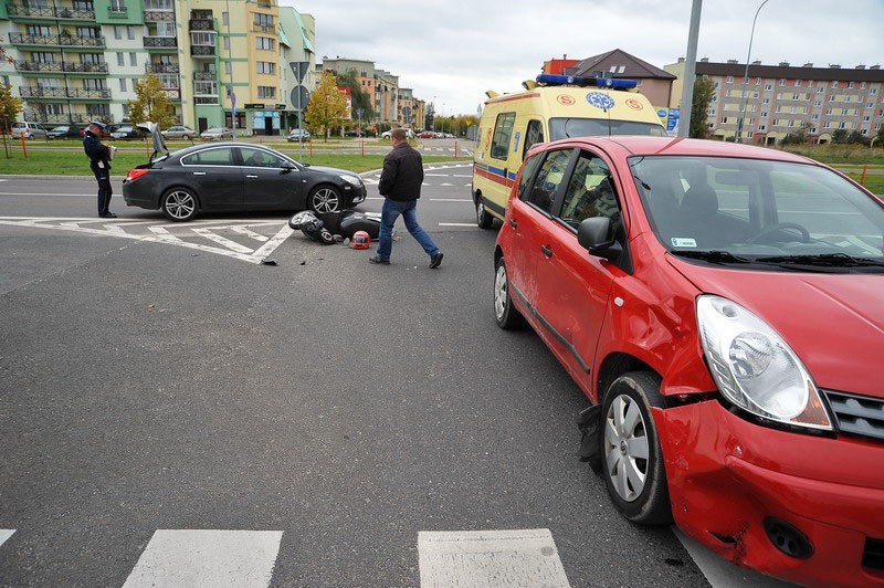 Wrocławska: Motorowerzysta uderzył w nissana