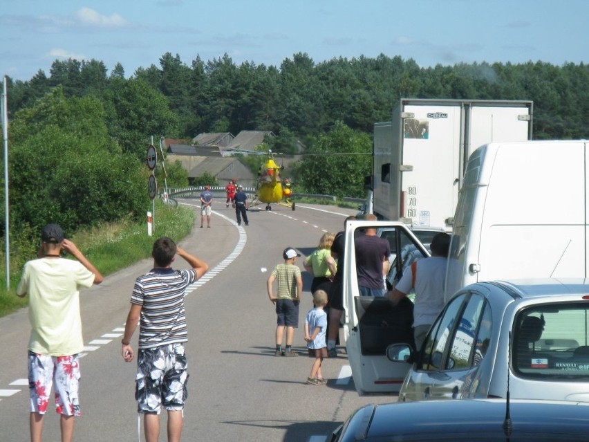 Śmigłowiec lądował na szosie, bo pacjent zaczął umierać (zobacz zdjęcia z akcji ratunkowej)