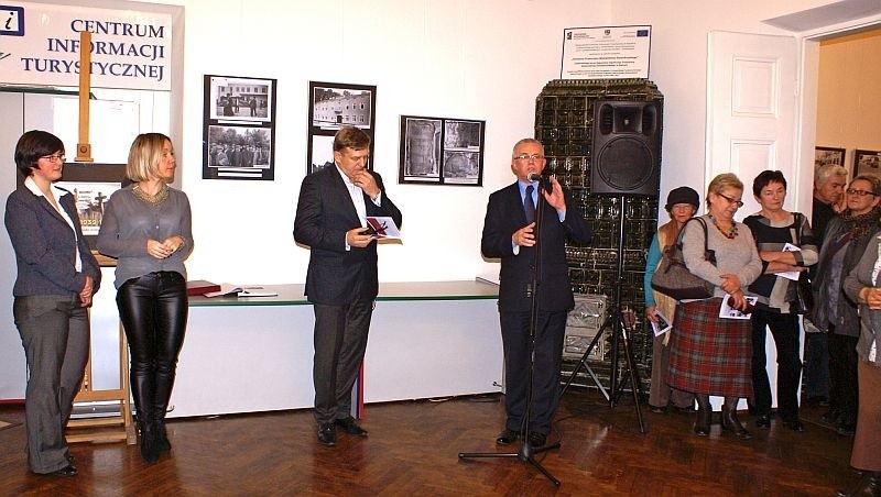 Wystawę otwierali dyrektor biblioteki Dariusz Kowalczyk i...