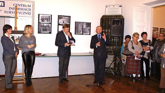 Wystawę otwierali dyrektor biblioteki Dariusz Kowalczyk i wiceburmistrrz Końskich Krzysztof Jasiński