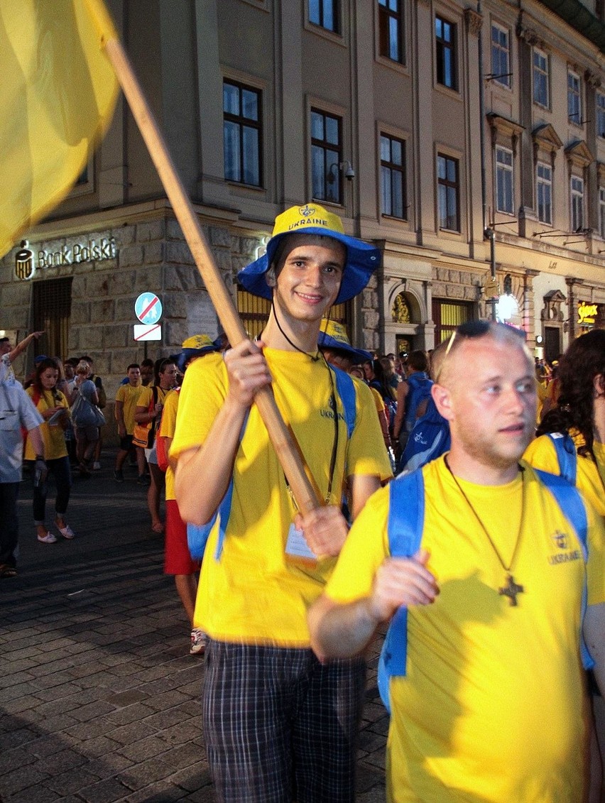 Kraków. Rynek opanowany przez pielgrzymów [ZDJĘCIA]