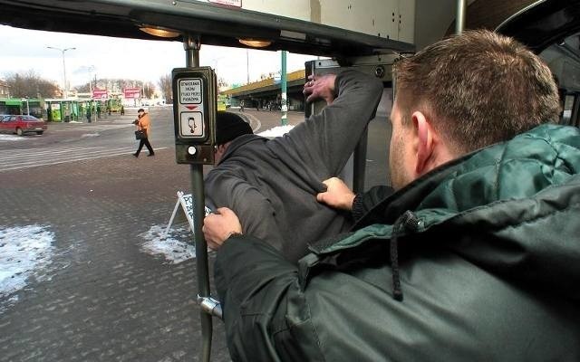 Bójka w tramwaju MPK Poznań. Kontrolerzy biletów pobili się z pasażerem!