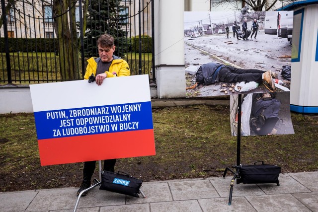 06.03.2022 warszawa ulica belwederska 49 zdjecia rzezi w buczy przed ambasada rosji zdjecia z buszy rzez ludobojstwo w buczy solidarni z ukraina wojna na ukrainie nz  fot. szymon starnawski / polska press