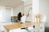 Jak czyścić kuchenne meble lakierowane? Dowiedz się, jak o nie dbać podczas codziennych porządków. Uważaj, bo lakier możesz łatwo uszkodzić