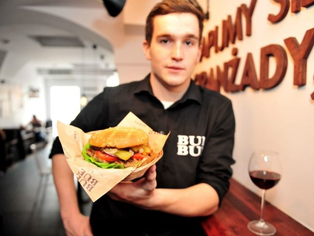 Burgera z grilla poleca Krzysztof Płodzień, barman i barista w Bue Bue.