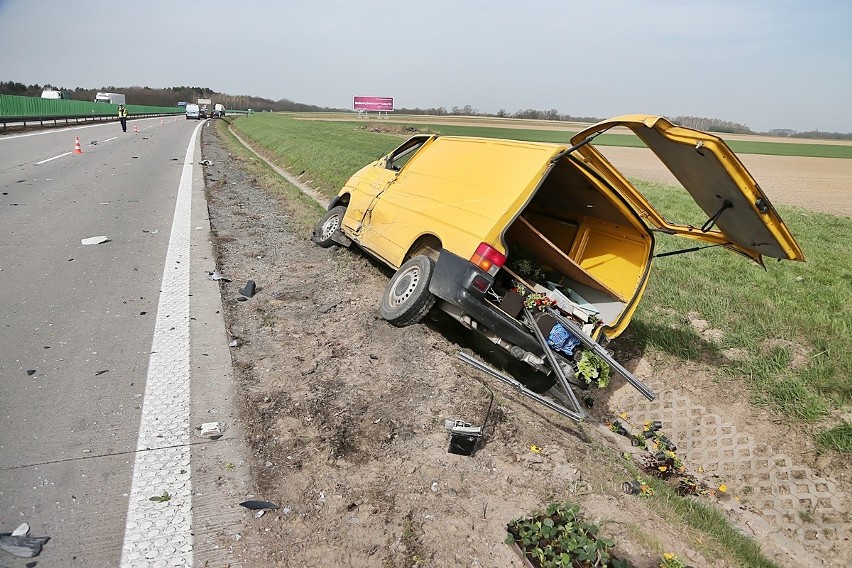 Tir staranował policyjny radiowóz i busa. Jeden z...