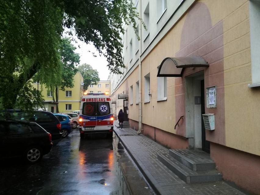 Interwencja straży pożarnej na lubelskich Bronowicach. Strażacy weszli przez okno do starszej kobiety