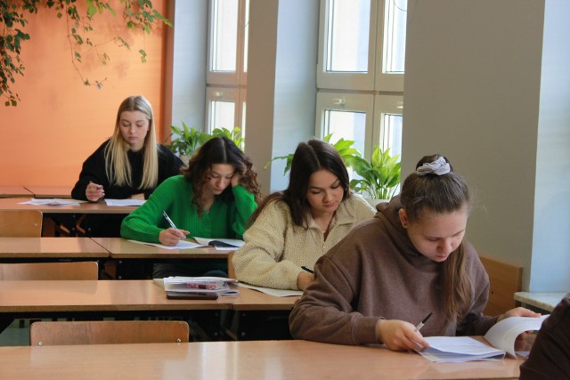 Próbną maturę piszą uczniowie  czterech szkół z naszego powiatu. Na zdjęciu uczniowie opatowskiego Bartosza