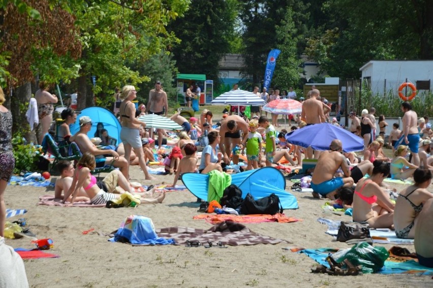 Wrocławianie wypoczywają na darmowym kąpielisku przy ul....