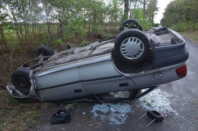 Auto, które prowadziła pijana kobieta, dachowało