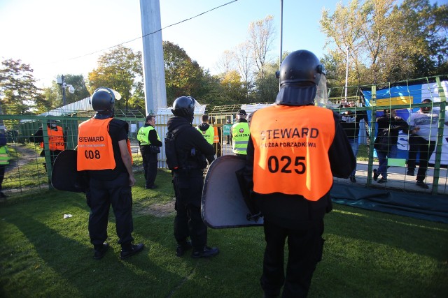 Po sobotnim spotkaniu II ligi GKS Katowice - Elana Toruń doszło do zamieszek na trybunach. Grupy kibiców obu drużyn nie zdołały ostatecznie doprowadzić do konfrontacji, ale sytuacja i tak była daleka od bezpiecznej.Czytaj więcej na kolejnych stronach --->POLUB NAS NA FACEBOOKU Nie wiesz, jak skorzystać z PLUSA? Kliknij TUTAJ;nf, a dowiesz się więcej![lista][*] Co dostanę w ramach abonamentu?;nf[*] Dlaczego mam płacić za treści w sieci?;nf[*] Najczęstsze pytania;nf[/lista]