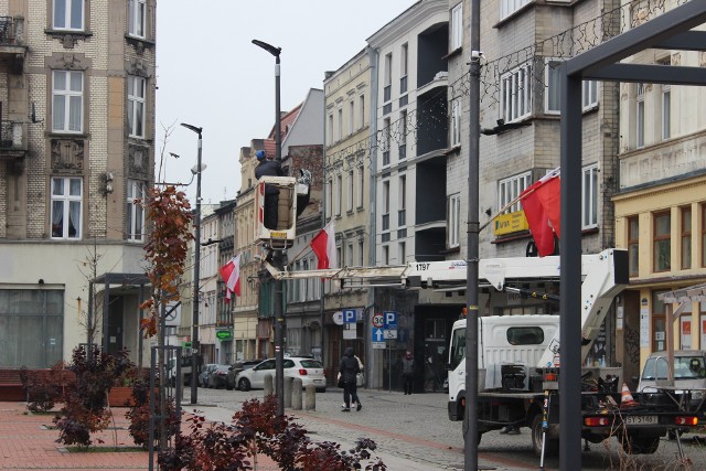 W Bytomiu rozpoczął się montaż świątecznego oświetlenia. Na Rynku już je widać. Zobacz kolejne zdjęcia. Przesuwaj zdjęcia w prawo - naciśnij strzałkę lub przycisk NASTĘPNE >>>