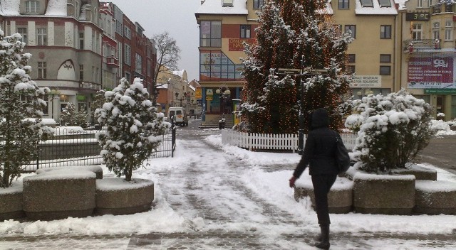 Plac Wolności w Szczecinku w zimowej scenerii. 