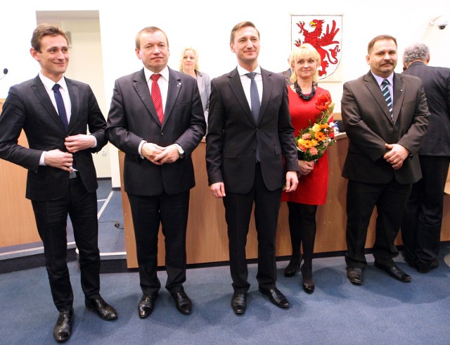 Od lewej: wicemarszałek Tomasz Sobieraj i Jarosław Rzepa, marszałek Olgierd Geblewicz, członkowie zarządu Anna Mieczkowska i Robert Grzywacz.