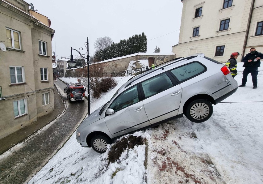 Niecodzienny wypadek w Przemyślu. Volkswagen passat zawisł na skarpie. Jedna osoba została ranna [ZDJĘCIA, WIDEO]