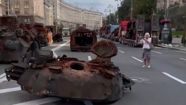 Zniszczony rosyjski sprzęt został zwieziony na ulice Kijowa m.in. z Buczy, Irpienia, Donbasu oraz wielu innych miejsc ciężkich walk z okupantem.