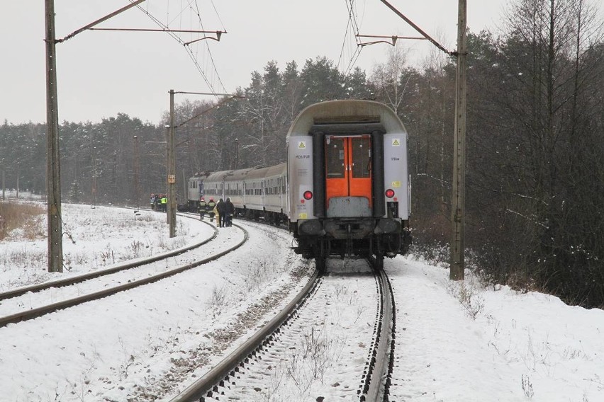 Tragiczny wypadek na przejeździe kolejowym w gminie Sobków. Nie żyją dwie osoby