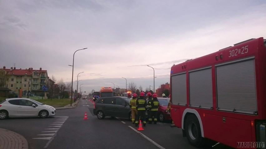 Opel zderzył się z peugeotem na al. Witosa w Opolu. Winny 36-latek, który wymusił pierwszeństwo